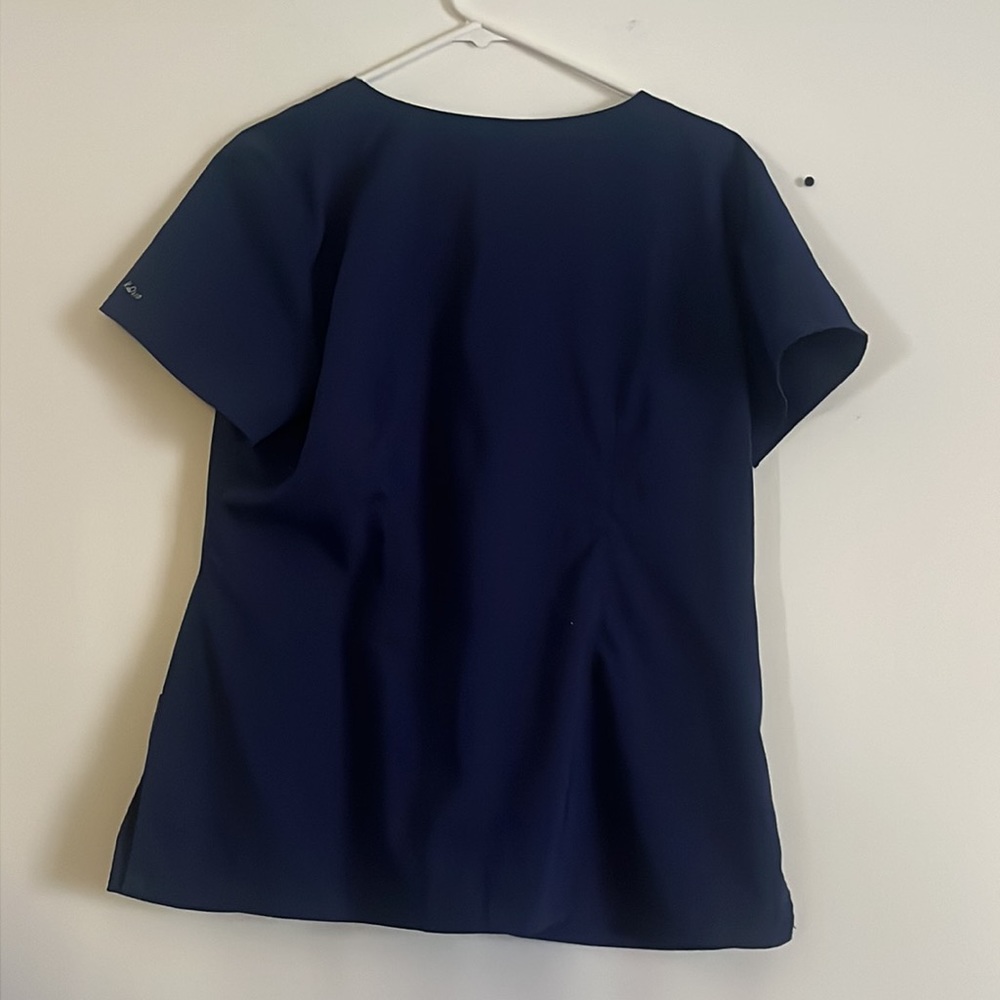 Bundle of 2 scrub tops and 1 scrub pants - Picture 3 of 16